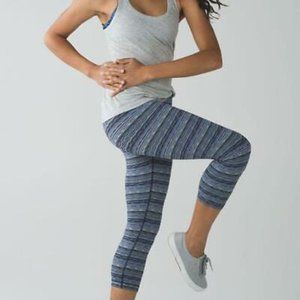 Lululemon Wunder Under Crop III 21.5” inseam Size 6 Space Dye Twist Stripe Blue
